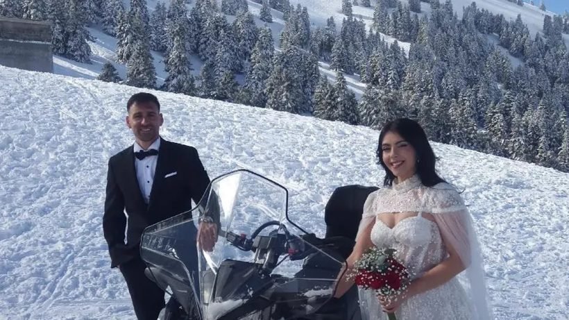 To νεόνυμφο ζευγάρι εν μέσω χιονιού