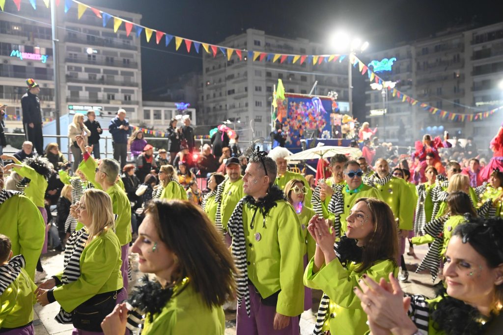 Πάτρα: Καρναβαλικά καρέ των πληρωμάτων της Νυχτερινής Παρέλασης NEΕΣ ΦΩΤΟ