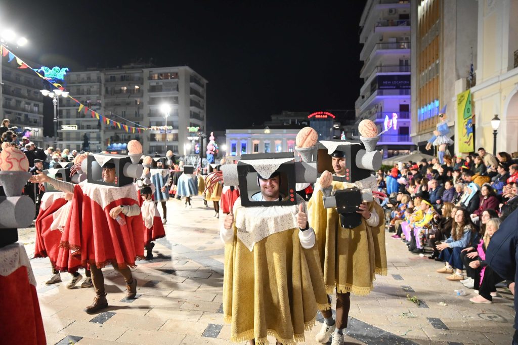 Πάτρα: Καρναβαλικά καρέ των πληρωμάτων της Νυχτερινής Παρέλασης NEΕΣ ΦΩΤΟ