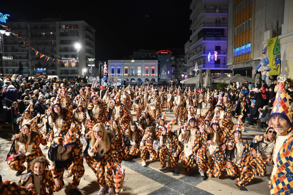 Πάτρα: Καρναβαλικά καρέ των πληρωμάτων της Νυχτερινής Παρέλασης NEΕΣ ΦΩΤΟ