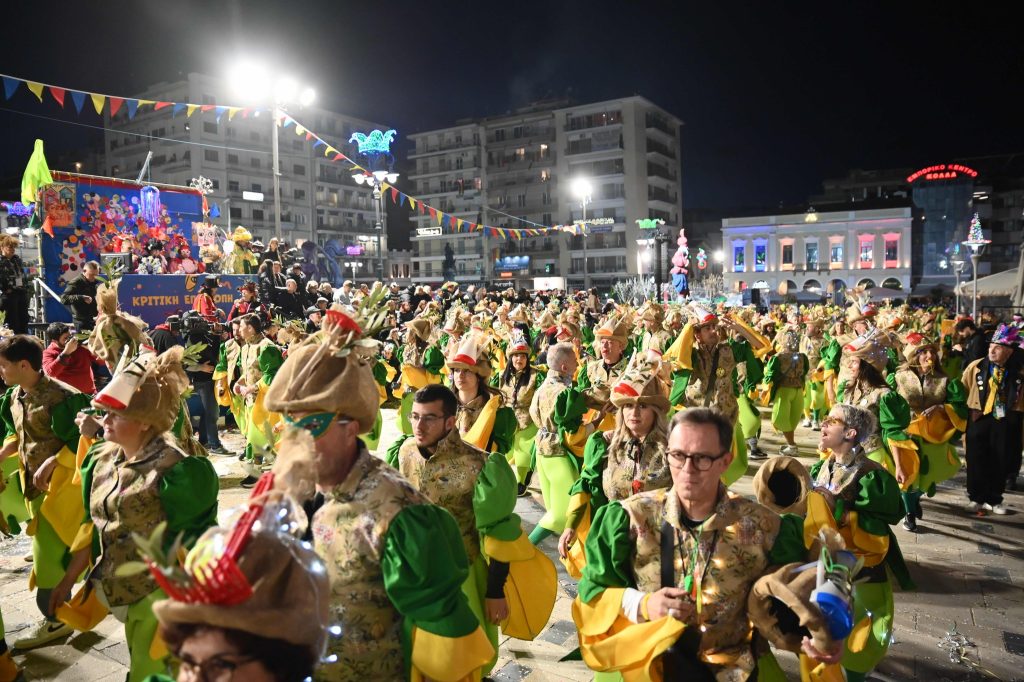 Πάτρα: Καρναβαλικά καρέ των πληρωμάτων της Νυχτερινής Παρέλασης NEΕΣ ΦΩΤΟ