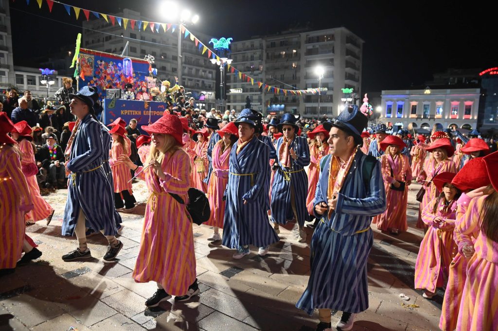 Πάτρα: Καρναβαλικά καρέ των πληρωμάτων της Νυχτερινής Παρέλασης NEΕΣ ΦΩΤΟ