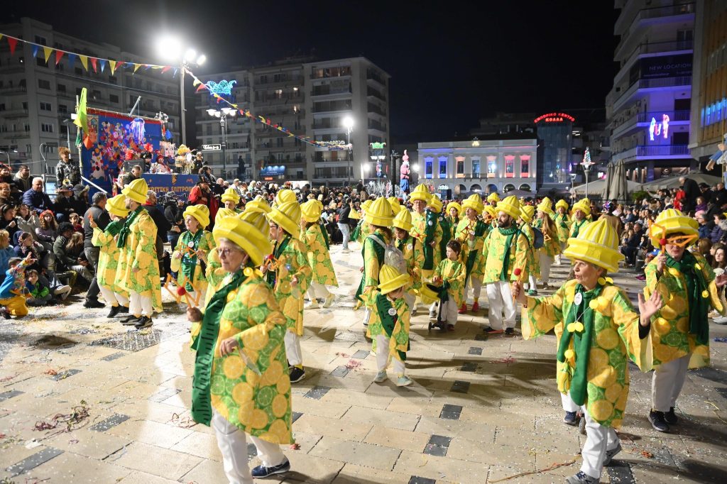 Πάτρα: Καρναβαλικά καρέ των πληρωμάτων της Νυχτερινής Παρέλασης NEΕΣ ΦΩΤΟ