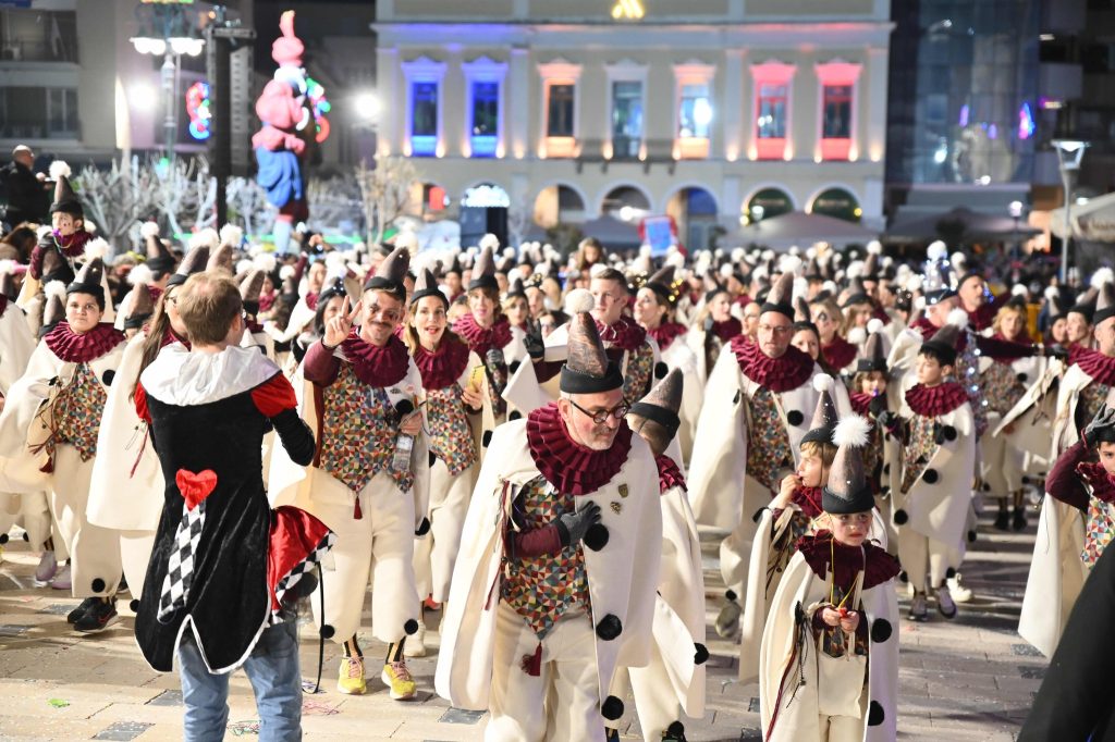 Πάτρα: Καρναβαλικά καρέ των πληρωμάτων της Νυχτερινής Παρέλασης NEΕΣ ΦΩΤΟ