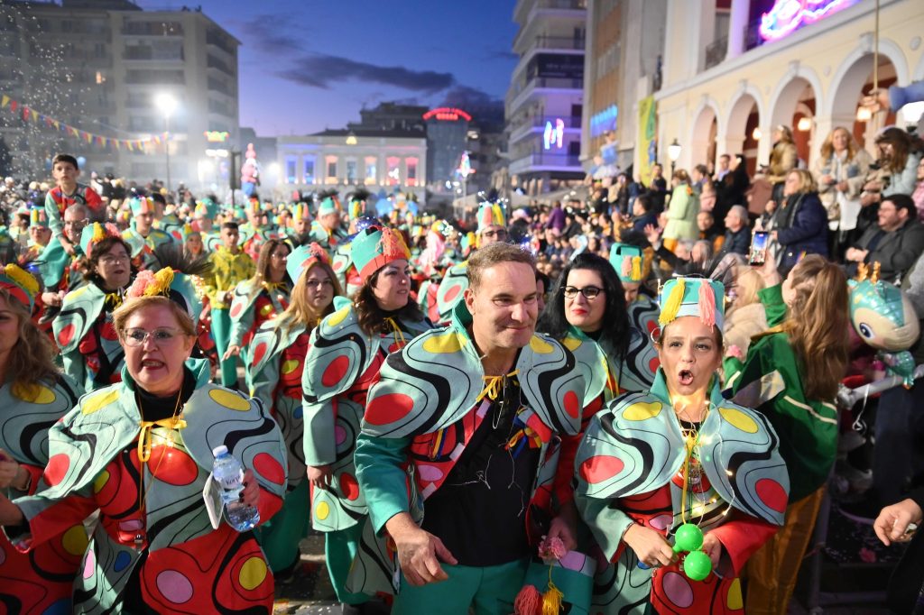 Πάτρα: Καρναβαλικά καρέ των πληρωμάτων της Νυχτερινής Παρέλασης NEΕΣ ΦΩΤΟ