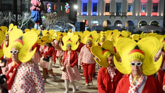 Πατρινό Καρναβάλι 2026 - Πλούσιο φωτορεπορτάζ από τη βραδινή ποδαράτη ΒΙΝΤΕΟ