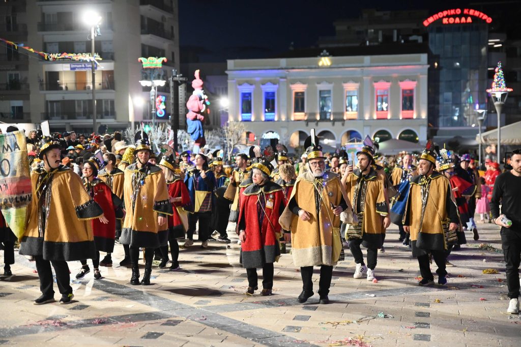 Πάτρα: Καρναβαλικά καρέ των πληρωμάτων της Νυχτερινής Παρέλασης NEΕΣ ΦΩΤΟ