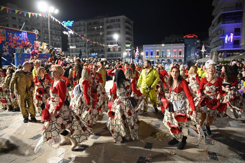 Πάτρα: Καρναβαλικά καρέ των πληρωμάτων της Νυχτερινής Παρέλασης NEΕΣ ΦΩΤΟ