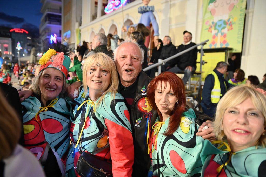 Πάτρα: Καρναβαλικά καρέ των πληρωμάτων της Νυχτερινής Παρέλασης NEΕΣ ΦΩΤΟ