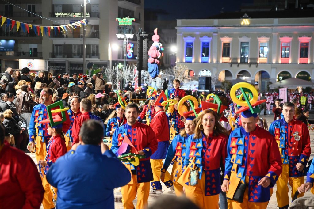 Πάτρα: Καρναβαλικά καρέ των πληρωμάτων της Νυχτερινής Παρέλασης NEΕΣ ΦΩΤΟ