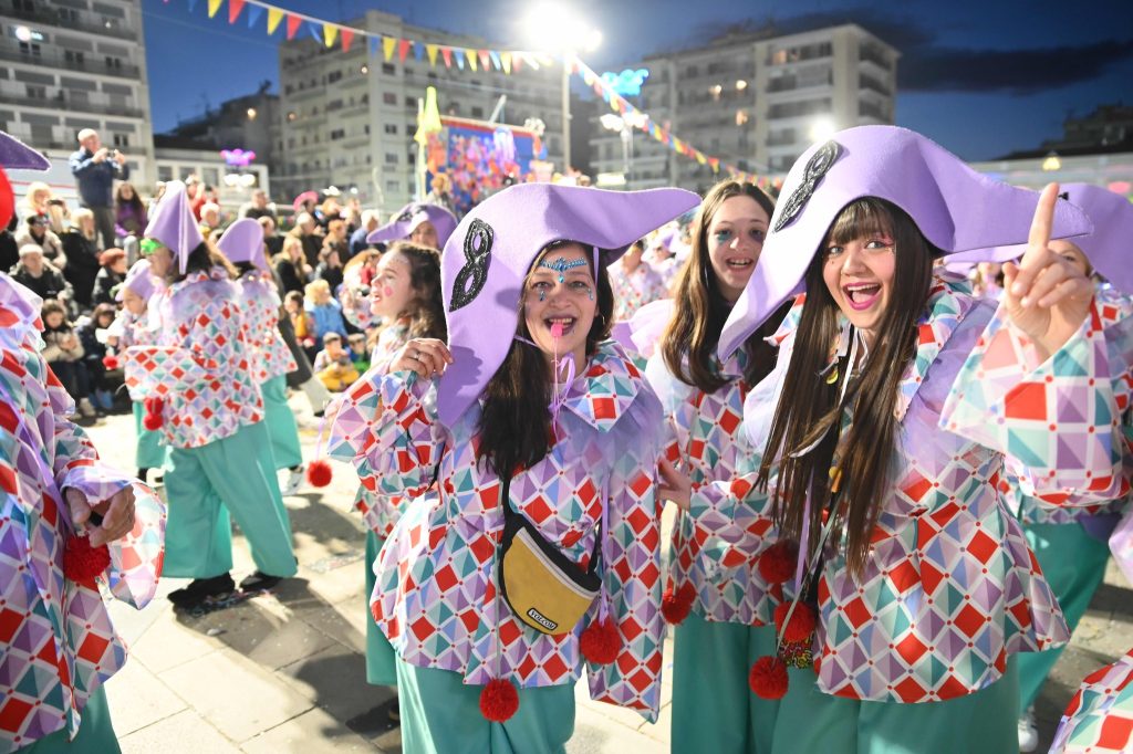 Πατρινό Καρναβάλι 2026 - Πλούσιο φωτορεπορτάζ από τη βραδινή ποδαράτη ΒΙΝΤΕΟ