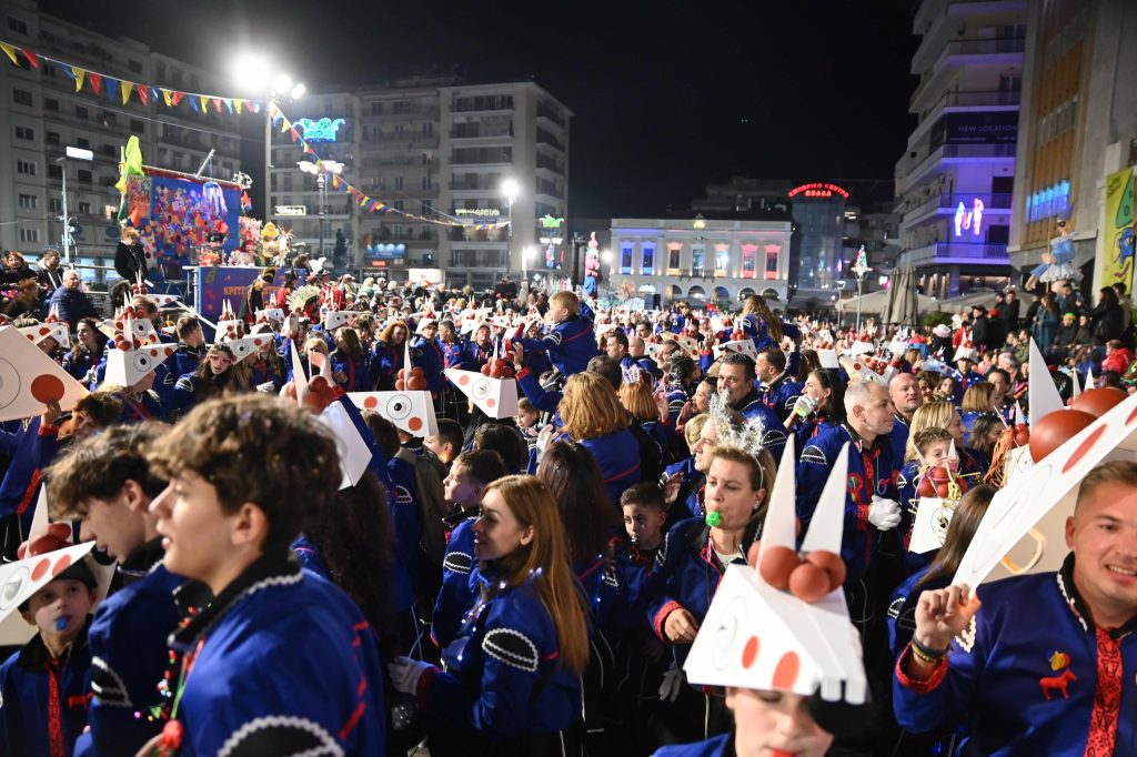 Πάτρα: Καρναβαλικά καρέ των πληρωμάτων της Νυχτερινής Παρέλασης NEΕΣ ΦΩΤΟ