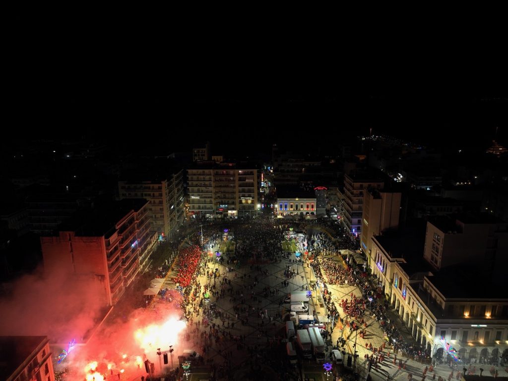 Πάτρα: Καρναβαλικά καρέ των πληρωμάτων της Νυχτερινής Παρέλασης NEΕΣ ΦΩΤΟ