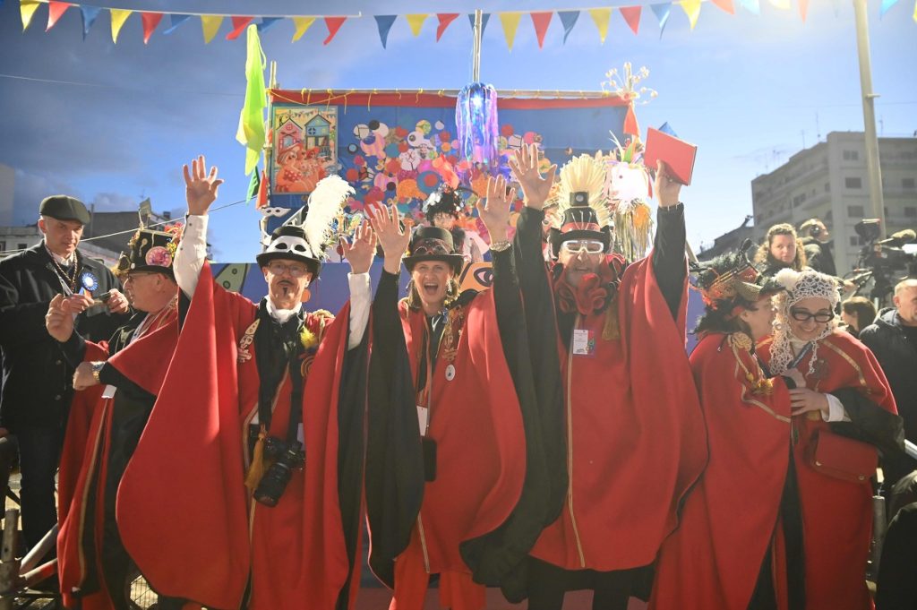 Πατρινό Καρναβάλι 2026 - Πλούσιο φωτορεπορτάζ από τη βραδινή ποδαράτη ΒΙΝΤΕΟ