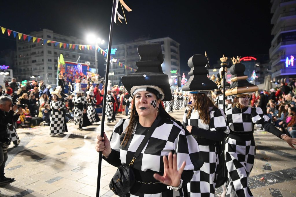 Πάτρα: Καρναβαλικά καρέ των πληρωμάτων της Νυχτερινής Παρέλασης NEΕΣ ΦΩΤΟ