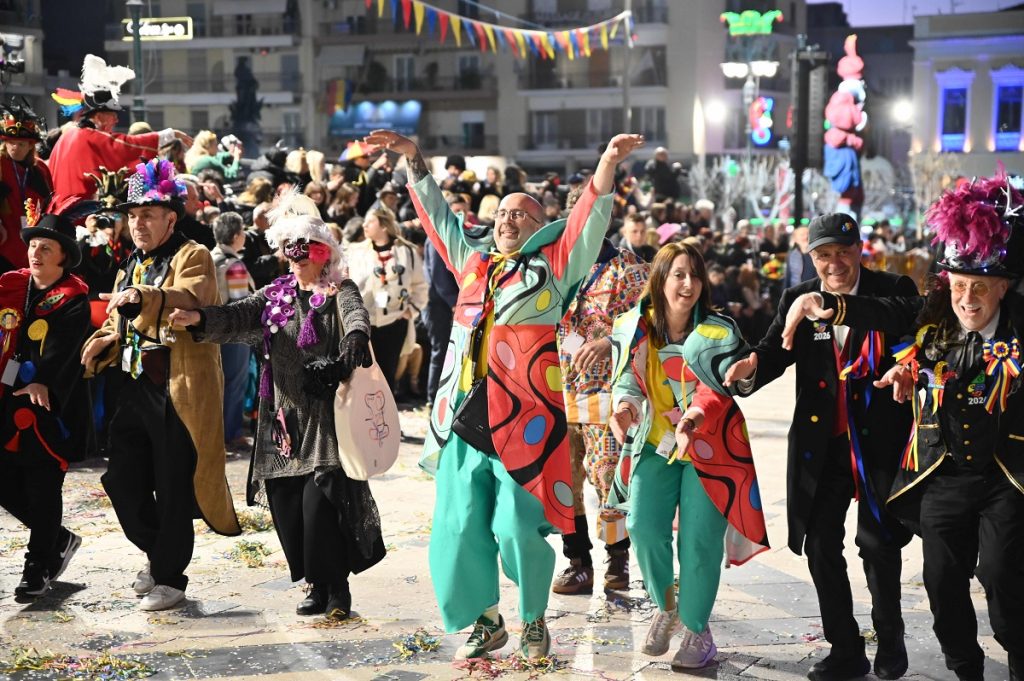 Πατρινό Καρναβάλι 2026 - Πλούσιο φωτορεπορτάζ από τη βραδινή ποδαράτη ΒΙΝΤΕΟ