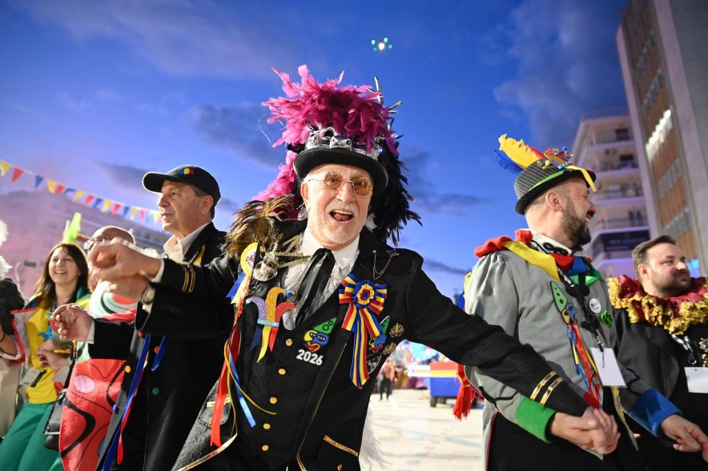 Πατρινό Καρναβάλι 2026 - Πλούσιο φωτορεπορτάζ από τη βραδινή ποδαράτη ΒΙΝΤΕΟ