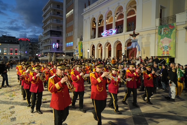 Πατρινό Καρναβάλι 2026 - Πλούσιο φωτορεπορτάζ από τη βραδινή ποδαράτη ΒΙΝΤΕΟ