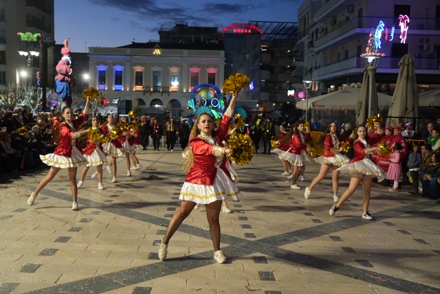 Πατρινό Καρναβάλι 2026 - Πλούσιο φωτορεπορτάζ από τη βραδινή ποδαράτη ΒΙΝΤΕΟ