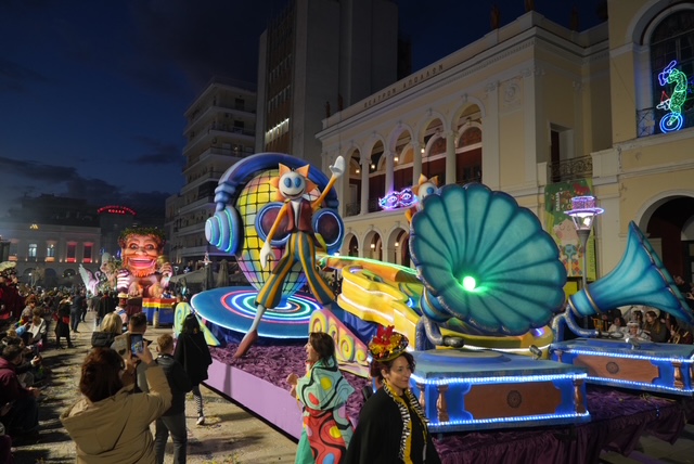 Πατρινό Καρναβάλι 2026 - Πλούσιο φωτορεπορτάζ από τη βραδινή ποδαράτη ΒΙΝΤΕΟ