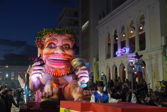 Πατρινό Καρναβάλι 2026 - Πλούσιο φωτορεπορτάζ από τη βραδινή ποδαράτη ΒΙΝΤΕΟ