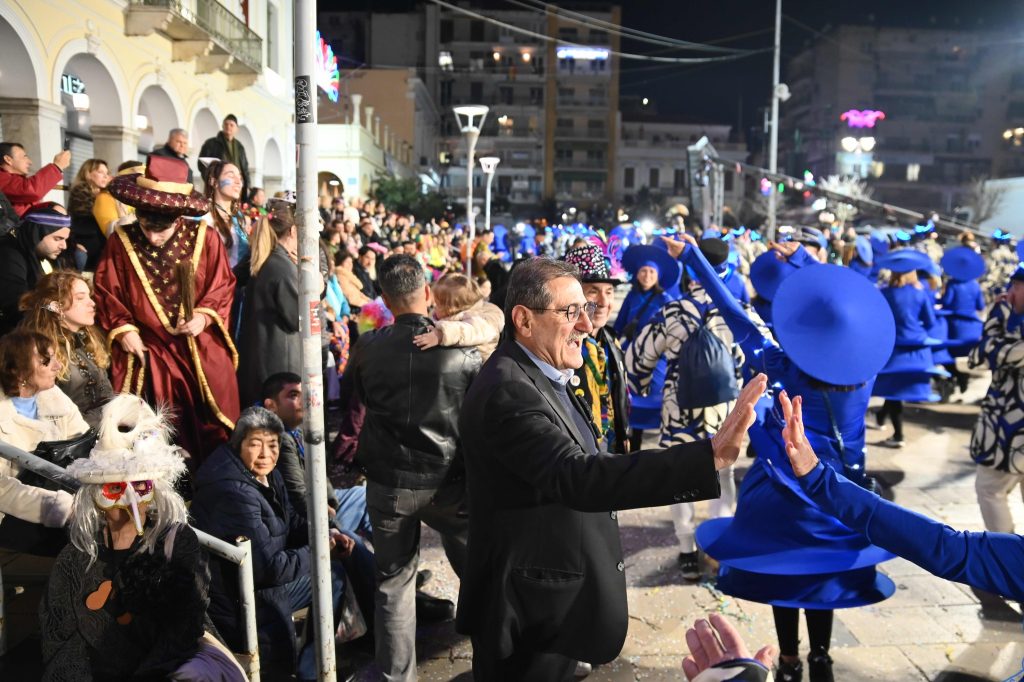Πατρινό Καρναβάλι 2026 - Πλούσιο φωτορεπορτάζ από τη βραδινή ποδαράτη ΒΙΝΤΕΟ