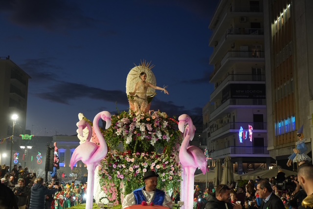Πατρινό Καρναβάλι 2026 - Πλούσιο φωτορεπορτάζ από τη βραδινή ποδαράτη ΒΙΝΤΕΟ