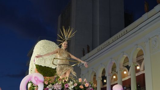 Πάτρα: Η βασίλισσα του Καρναβαλιού 2026 και το εντυπωσιακό άρμα της ΦΩΤΟ - ΒΙΝΤΕΟ