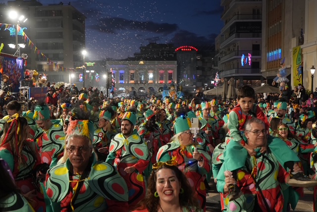 Πάτρα: Καρναβαλικά καρέ των πληρωμάτων της Νυχτερινής Παρέλασης NEΕΣ ΦΩΤΟ