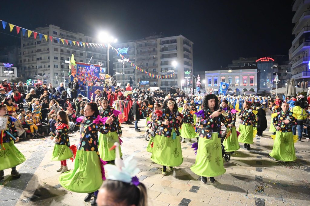 Πάτρα: Καρναβαλικά καρέ των πληρωμάτων της Νυχτερινής Παρέλασης NEΕΣ ΦΩΤΟ