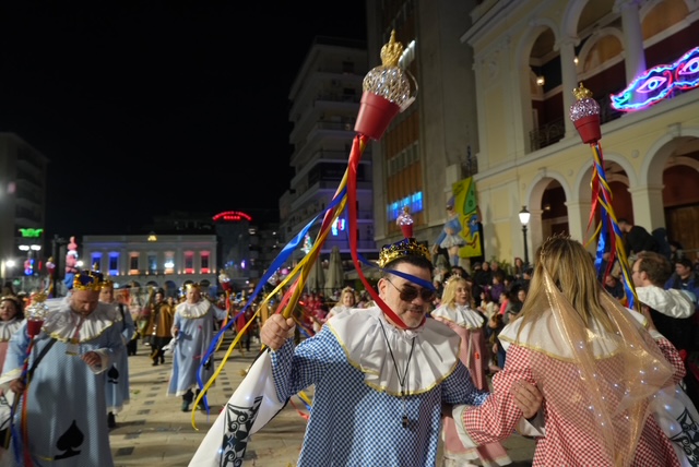 Πάτρα: Καρναβαλικά καρέ των πληρωμάτων της Νυχτερινής Παρέλασης NEΕΣ ΦΩΤΟ