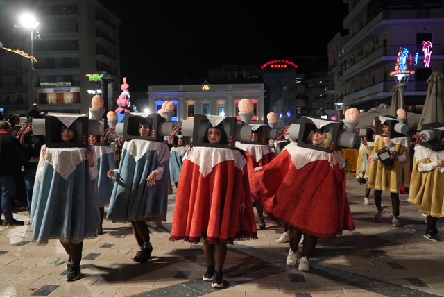 Πάτρα: Καρναβαλικά καρέ των πληρωμάτων της Νυχτερινής Παρέλασης NEΕΣ ΦΩΤΟ