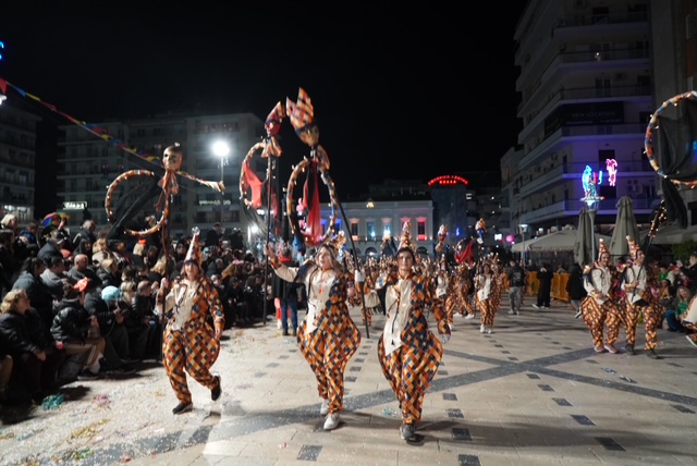 Πάτρα: Καρναβαλικά καρέ των πληρωμάτων της Νυχτερινής Παρέλασης NEΕΣ ΦΩΤΟ