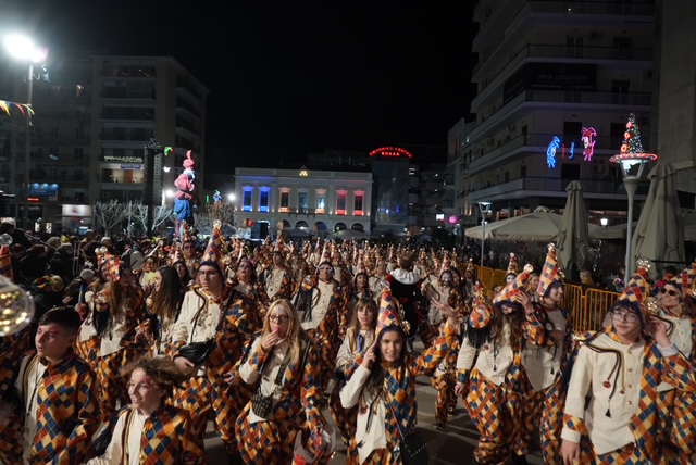 Πάτρα: Καρναβαλικά καρέ των πληρωμάτων της Νυχτερινής Παρέλασης NEΕΣ ΦΩΤΟ