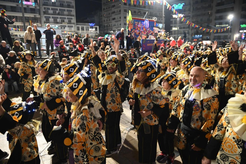 Πάτρα: Καρναβαλικά καρέ των πληρωμάτων της Νυχτερινής Παρέλασης NEΕΣ ΦΩΤΟ