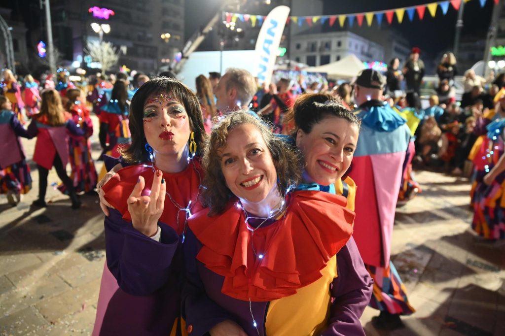 Πάτρα: Καρναβαλικά καρέ των πληρωμάτων της Νυχτερινής Παρέλασης NEΕΣ ΦΩΤΟ