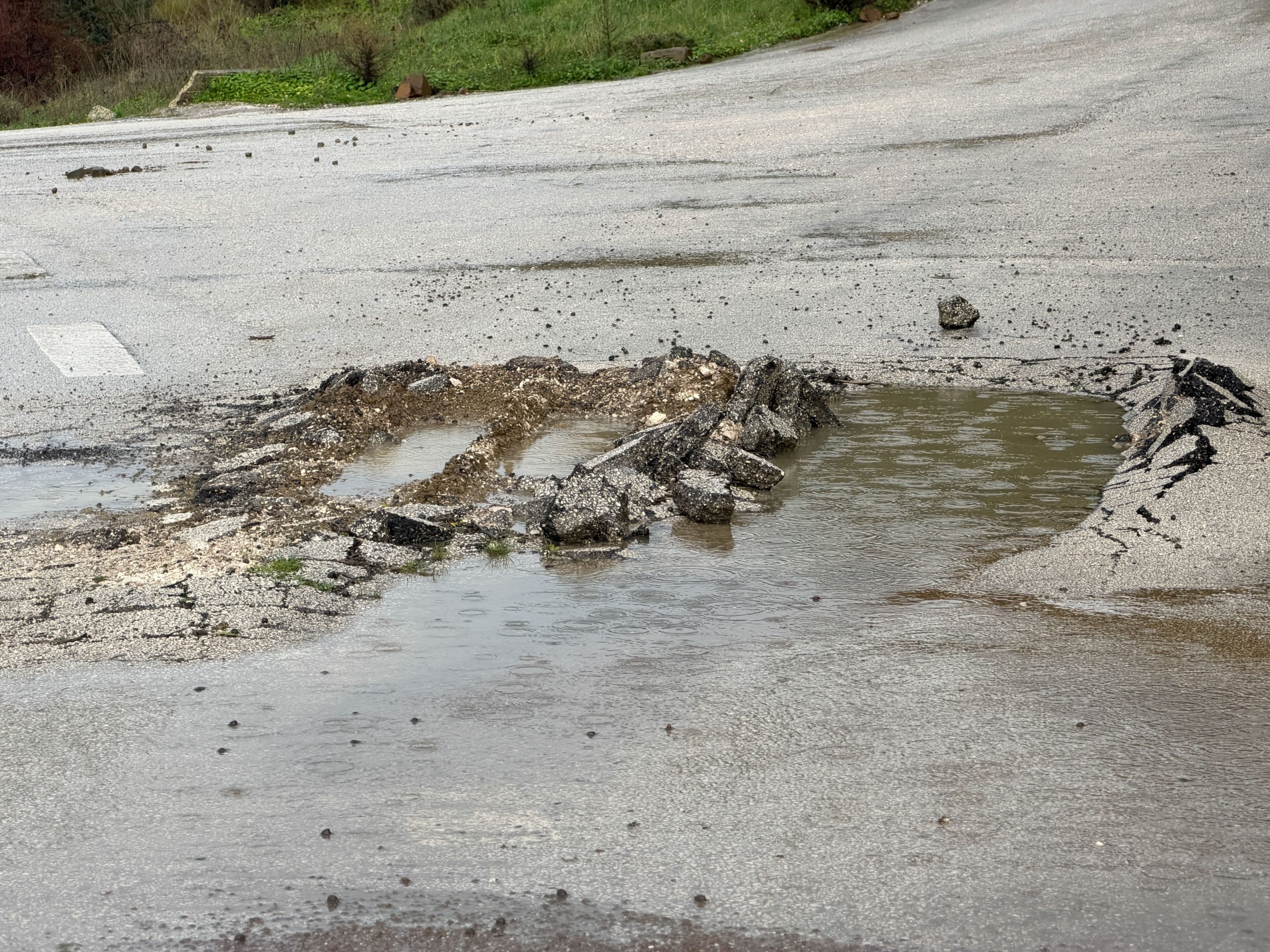 Δυτική Αχαΐα: Άθλια η κατάσταση του οδικού δικτύου - Αλεξόπουλος σε Δήμα ΦΩΤΟ