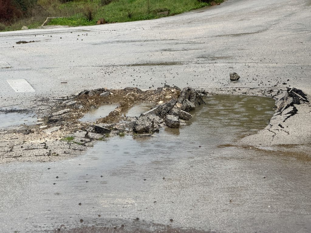 Δυτική Αχαΐα: Άθλια η κατάσταση του οδικού δικτύου - Αλεξόπουλος σε Δήμα ΦΩΤΟ