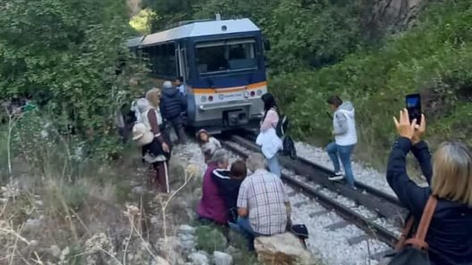 Αχαΐα: Δεκάδες επιβάτες εγκλωβισμένοι στον Οδοντωτό - Επενέβη η Πυροσβεστική - Ζητείται παραίτηση του Υπουργού - Η ανακοίνωση της Hellenic Train