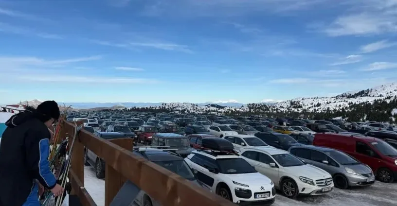 Καλάβρυτα: Το αδιαχώρητο στο Χιονοδρομικό Κέντρο, με κυκλοφοριακό έμφραγμα ΦΩΤΟ