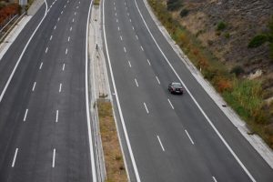 Μέγαρα: Γκάζι στα 203 χλμ/ώρα, πρόστιμο και μια απόπειρα... δωροδοκίας