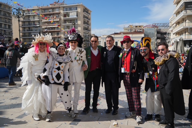 Πατρινό Καρναβάλι 2026: Αφησε εποχή η Μεγάλη Παρέλαση, χιλιάδες καρναβαλιστές μετέφεραν το κέφι ΦΩΤΟ - ΒΙΝΤΕΟ