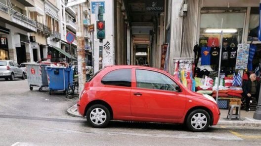 Πάτρα: Ατίθασοι οδηγοί παρκάρουν σε πεζόδρομους, ακόμα και σε Ποδηλατόδρομους ΦΩΤΟ