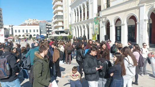 Πάτρα: Κινητοποίηση μαθητών για την τραγωδία των Τεμπών