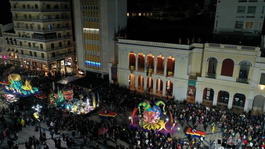 Πατρινό Καρναβάλι 2026: Η πόλη απόψε...στα άρματα, από το απόγευμα πάρτι στην πλατεία Γεωργίου