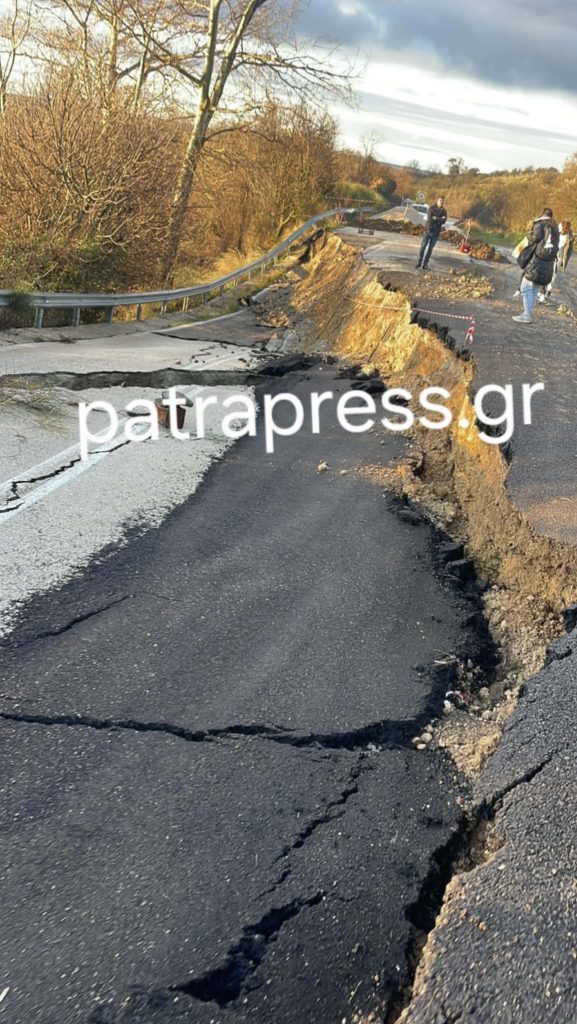 Επικίνδυνες καταστάσεις στην Πατρών - Τριπόλεως: Πεζοπορία για δεύτερη ημέρα στην καθίζηση για να πάνε σχολείο ΦΩΤΟ - ΒΙΝΤΕΟ 31 Ο δρόμος «κάθισε» σχεδόν 3 μέτρα
