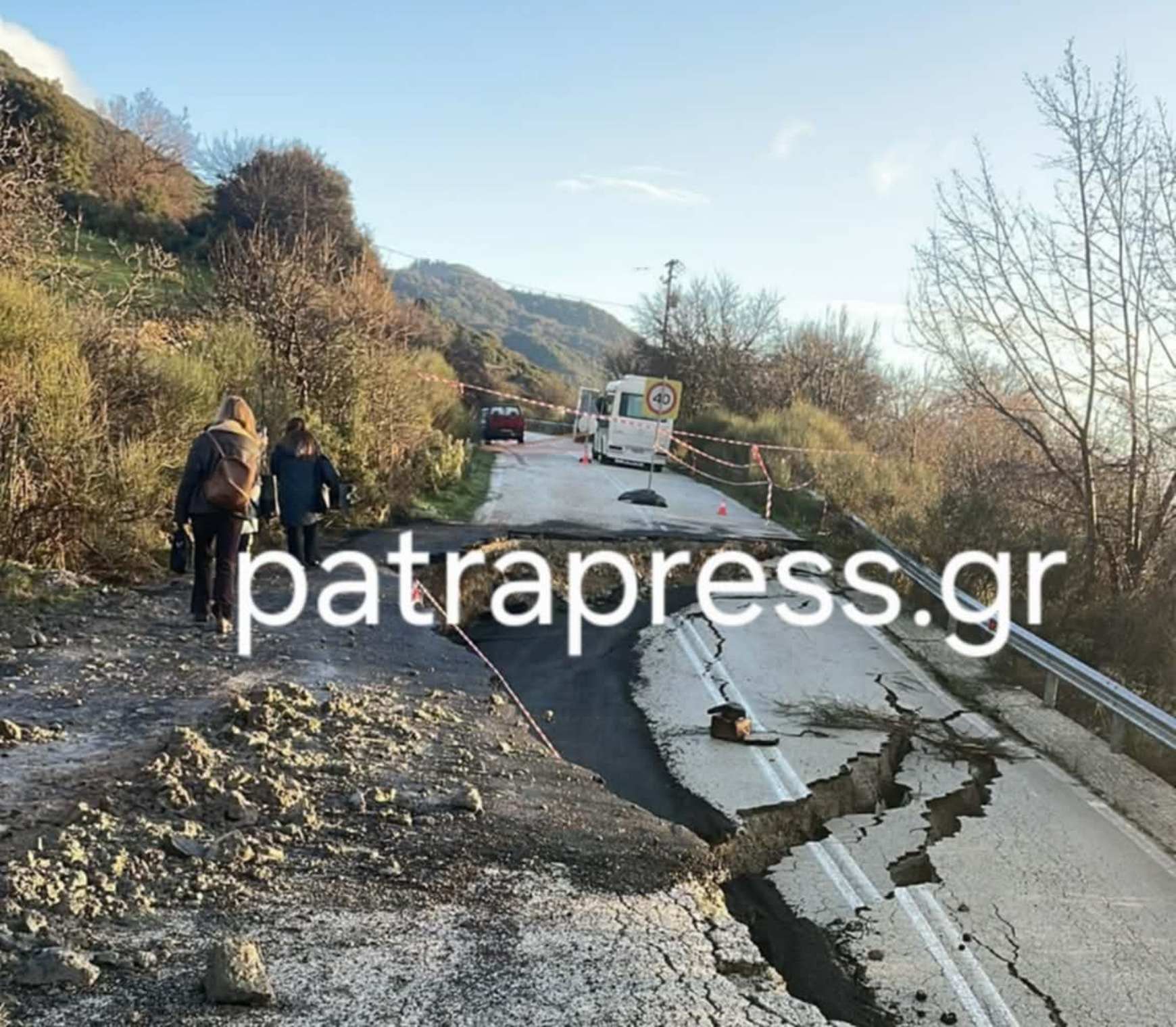 Επικίνδυνες καταστάσεις στην Πατρών – Τριπόλεως: Πεζοπορία για δεύτερη ημέρα στην καθίζηση για να πάνε σχολείο ΦΩΤΟ – ΒΙΝΤΕΟ