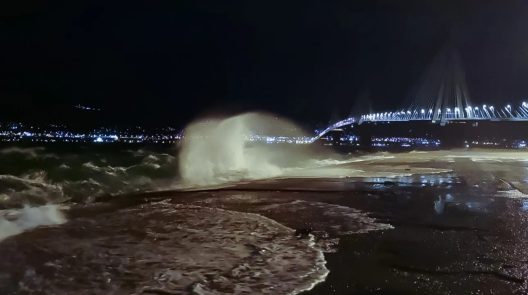 Ρίο - Αντίρριο: Παραμένει κλειστό το Πορθμείο , τι προβλέπεται για τις επόμενες ώρες 30 Φουρτουνιασμένη η θάλσσα στο στενό Ρίου - Αντιρρίου