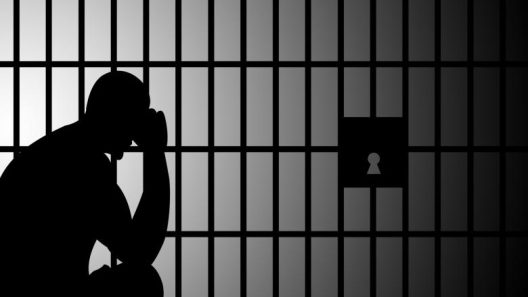 Ηλεία: Τον «τσίμπησαν» γιατί πήγε ναρκωτικά στα Κρατητήρια της Αστυνομίας