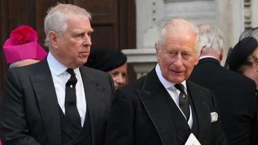 Ο Αντριου με τον βασιλιά Κάρολο πριν διαρραγεί η σχέση με τη βασιλική οικογένεια